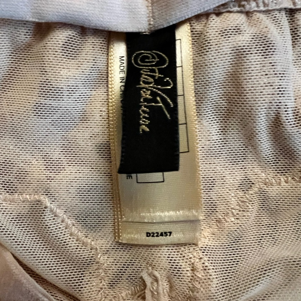 Elegant Lace Women's Panties in Cream - Picture 2 of 5